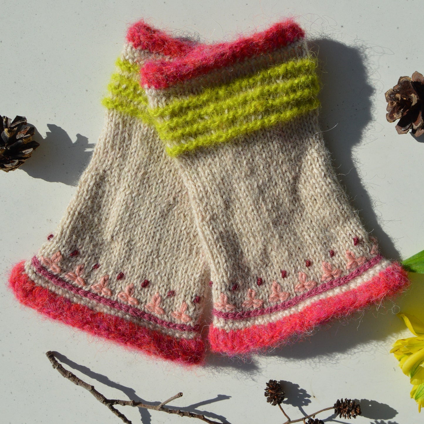 Embroidered pulse warmers Folklore in alpaca wool.